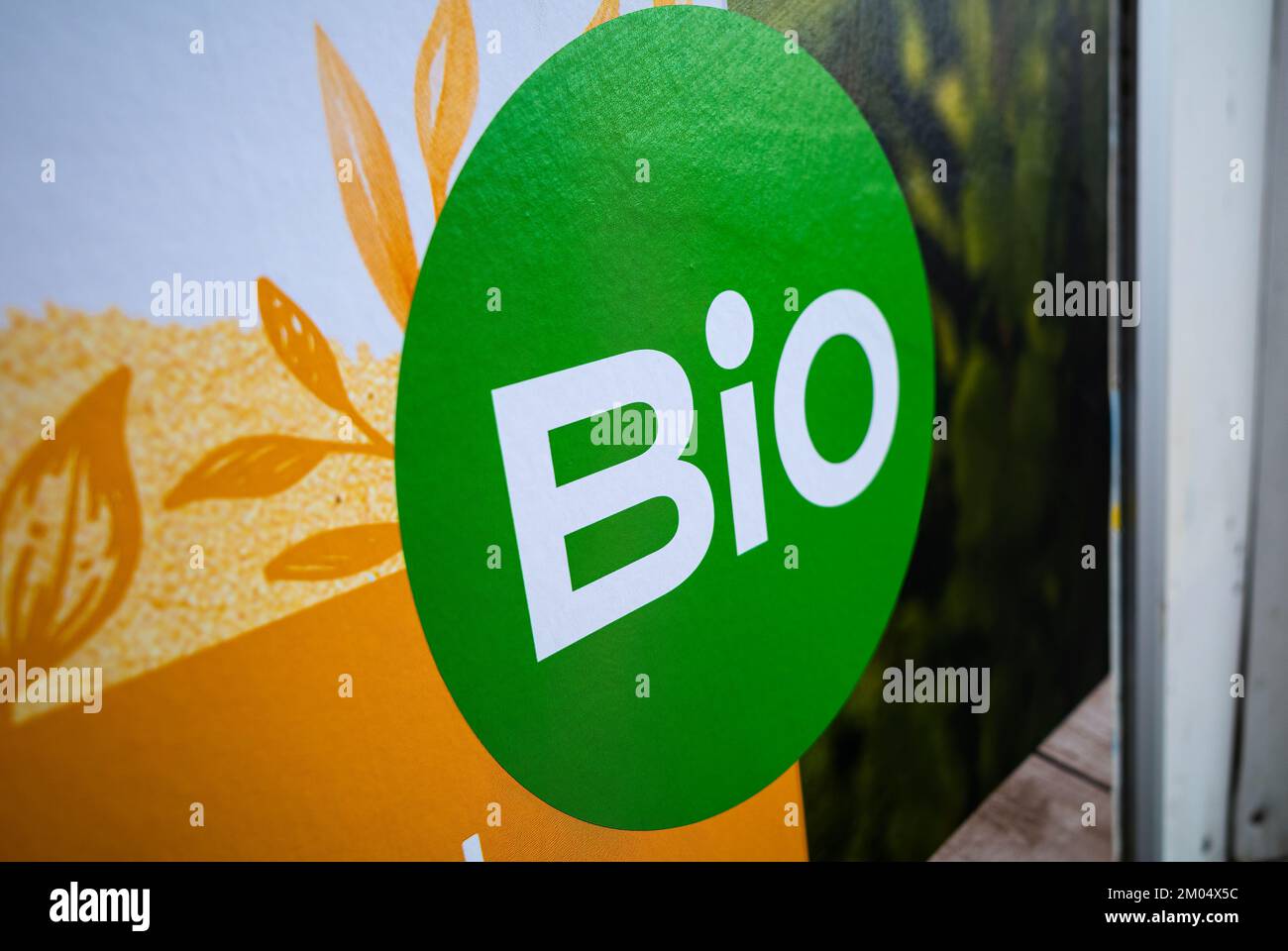 Zürich, Schweiz - 1. Oktober 2022: Ein Bio-Bio-Siegel ist ein Qualitäts- und Testsiegel, mit dem Produkte aus ökologischem Landbau identifiziert werden. Stockfoto