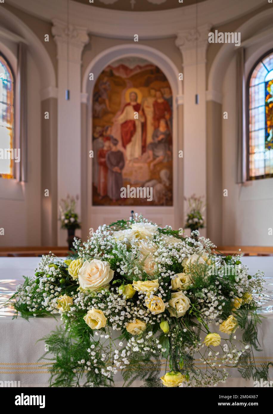 Hochzeit dekorativer Strauß weißer Rosen auf dem Altar der Kirche Stockfoto