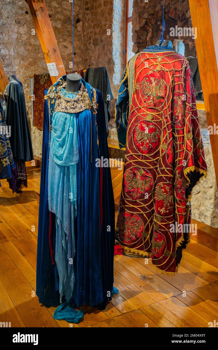 Golubac, Serbien - 1. September 2021: Traditionelle serbische mittelalterliche Kostüme auf Ausstellung Nemanjici - geboren aus dem Königreich vom Autor Petar Djinovic. Nema Stockfoto