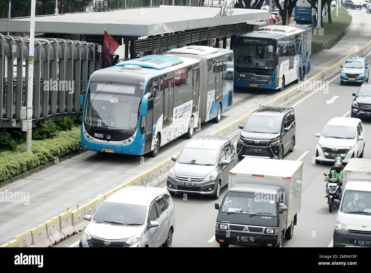 Trans Jakarta Doppeldeckerbus in der Buslinie, zur Hauptverkehrszeit. Lage im Geschäftsviertel Sudirman Street Jakarta, Indonesien Stockfoto