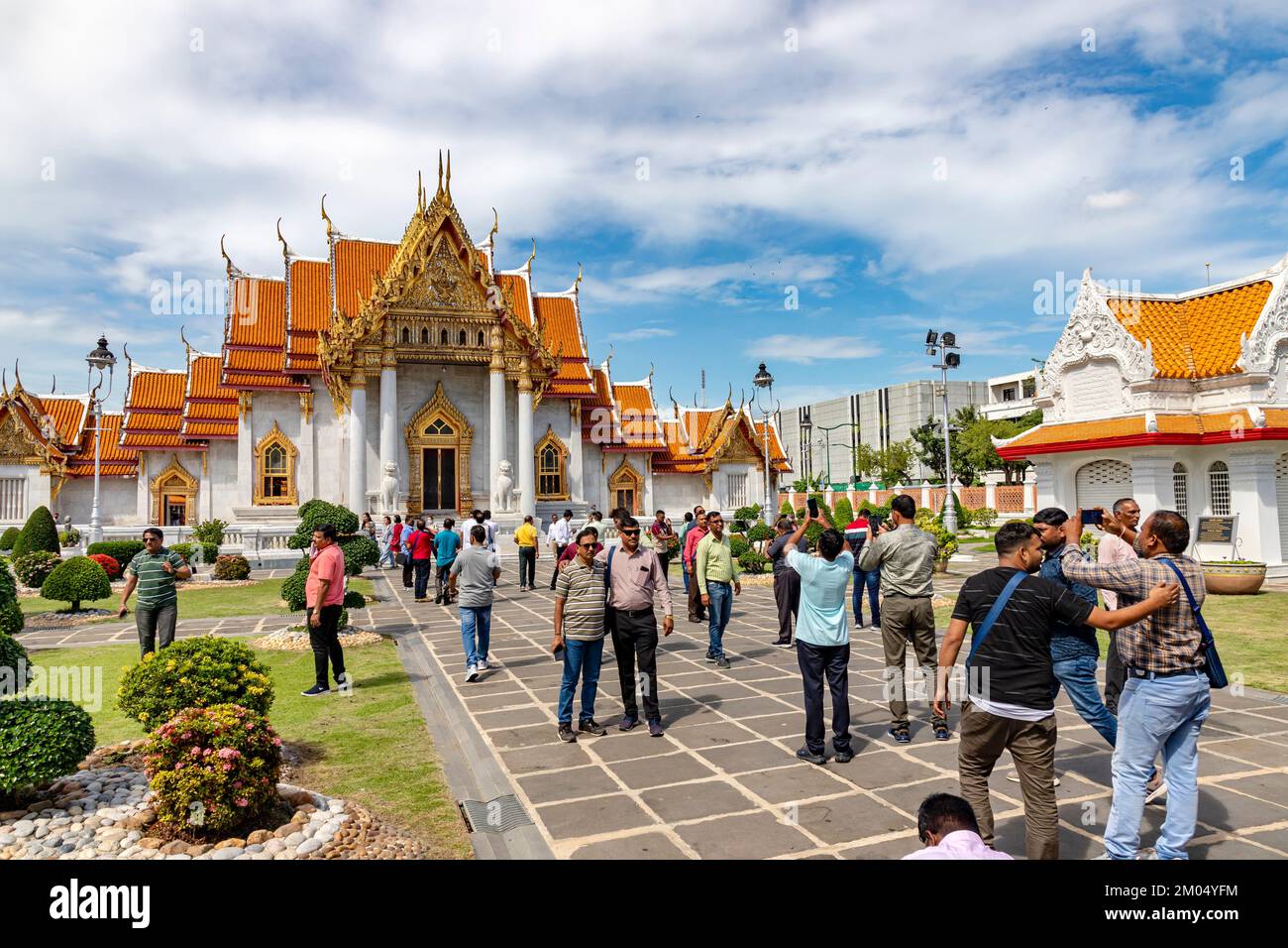 Bangkok, Thailand - 4. Dezember 2022: Viele Touristen besuchen Wat Benchamabophit Dusitvanaram (auch bekannt als Marmortempel), einen wichtigen Touristenort Stockfoto