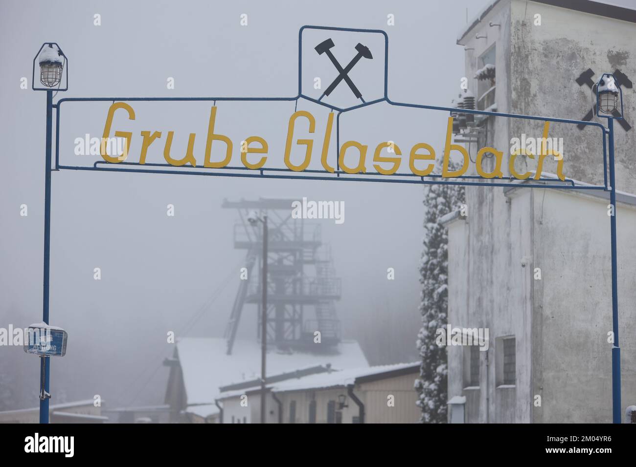 04. Dezember 2022, Sachsen-Anhalt, Harzgerode: Blick auf den Außenbereich des Bergwerks Glasebach. Nach einer achtwöchigen Schließzeit ist das Glasebacher Bergbaumuseum, das für die alte Bergbautradition in der Region Niederharz bekannt ist, wieder für Besucher geöffnet. Der Grund für die Schließung war ein unterirdischer Einsturz, der repariert wurde. Nach dem Einsturz können Besucher nun wieder in das Bergwerk eintreten und mehr über den alten Bergbau in der Region Harz erfahren, zum Beispiel über den historischen Bergbau in Gangerz. Das Bergwerk Glasebach befindet sich im Stadtteil Straßberg in Harzgerode. Der Bergbau in der Region geht zurück auf die Zeit ar Stockfoto