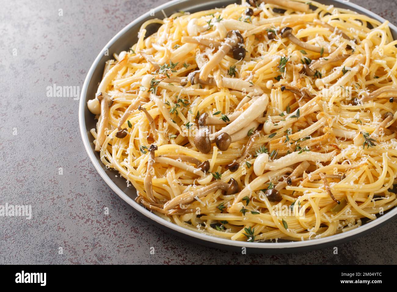 Spaghetti mit Pilzen, cremiger Sauce und Thymian auf dem Teller auf dem ...