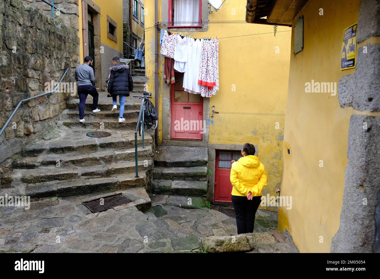 Porto Portugal Touristen und Einheimische in den engen Gassen des alten Ribeira-Viertels im Jahr 2022 Stockfoto