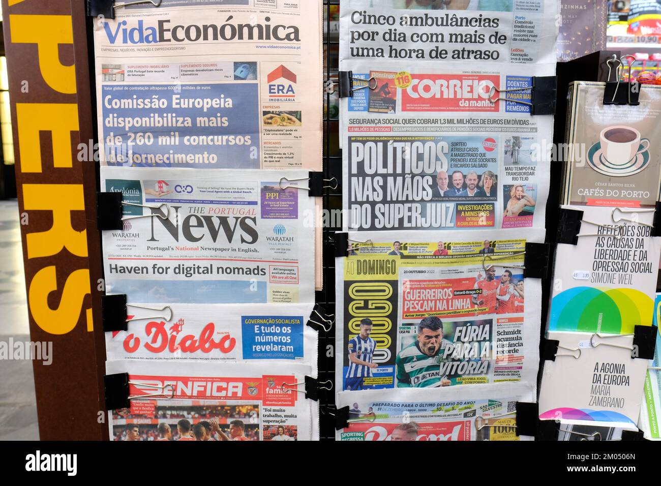 Porto Portugal - eine Auswahl nationaler und lokaler Zeitungen, die 2022 an einem Kiosk verkauft wurden Stockfoto