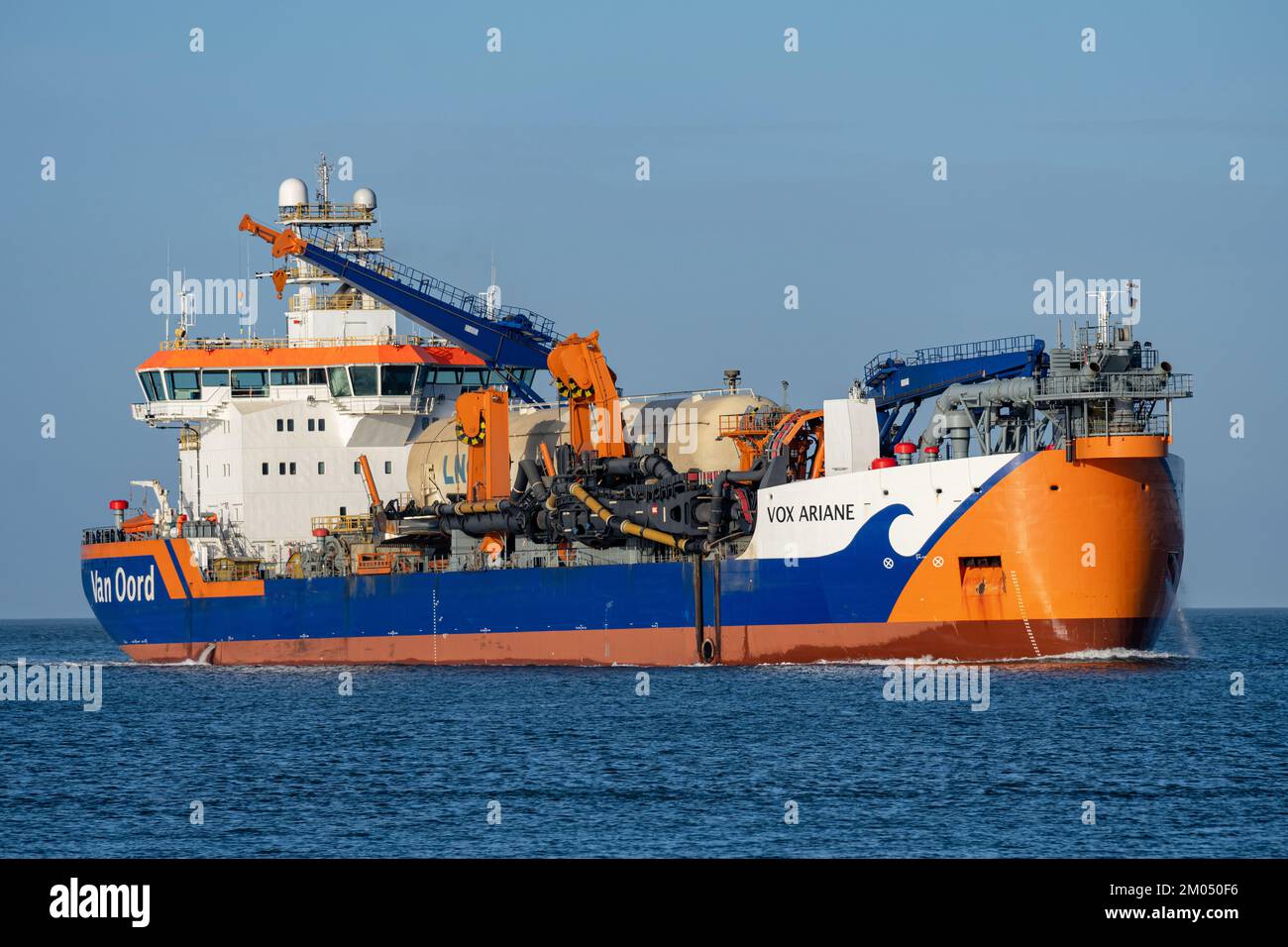 LNG-betriebener Van Oord-Schleppbagger VOX ARIANE an der Elbe Stockfoto