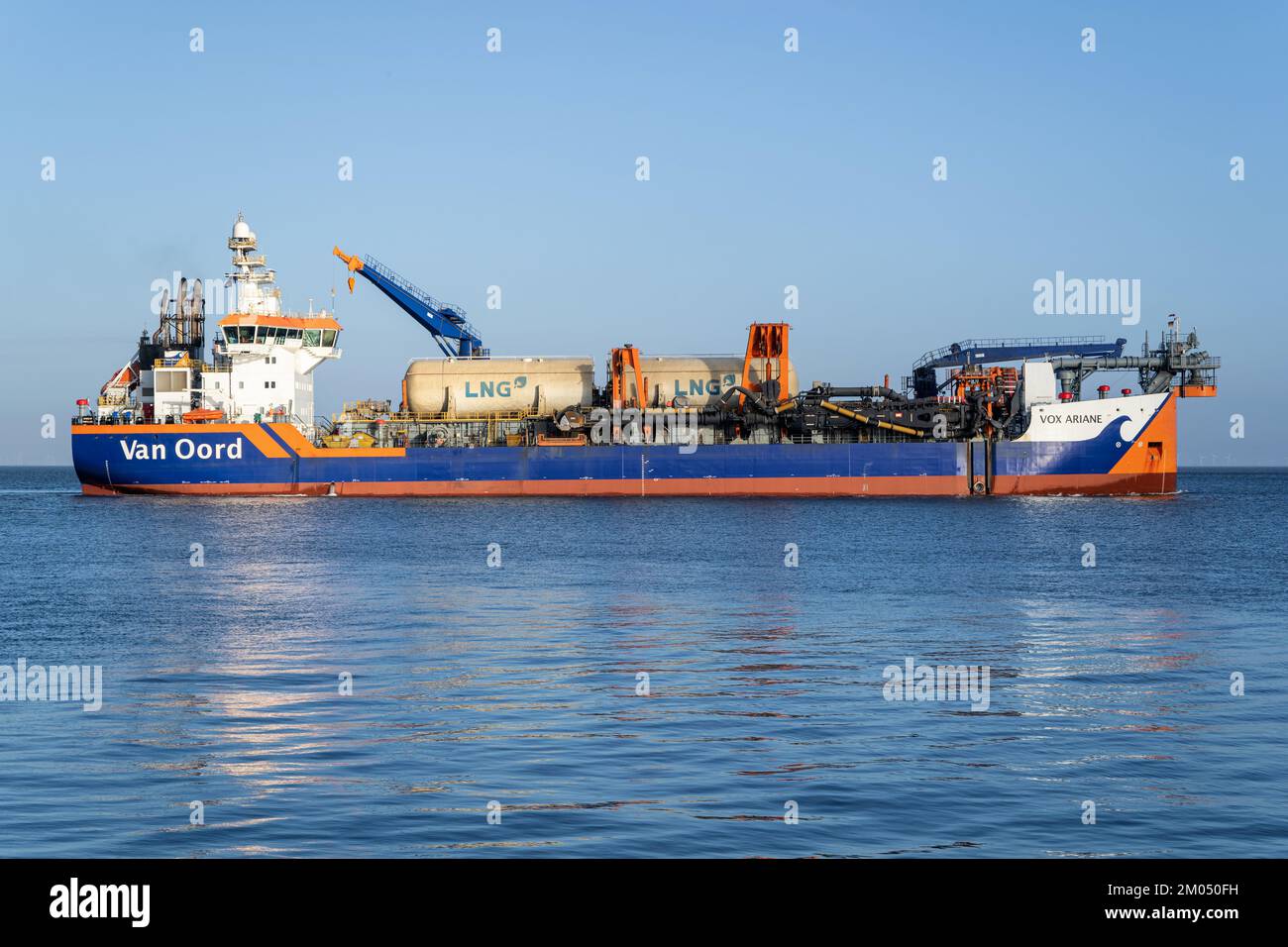 LNG-betriebener Van Oord-Schleppbagger VOX ARIANE an der Elbe Stockfoto