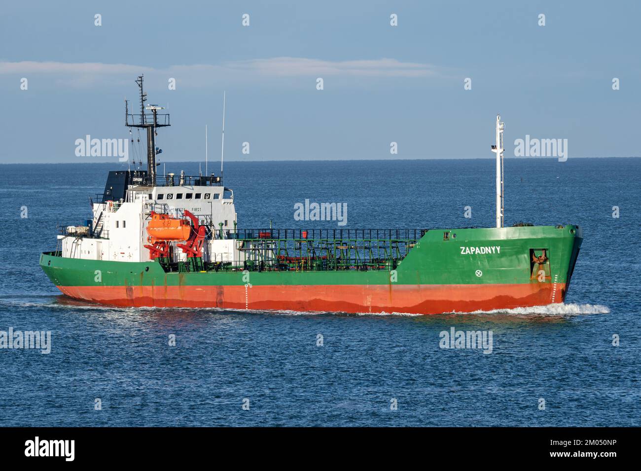 Tanker ZAPADNYY auf der Elbe Stockfoto