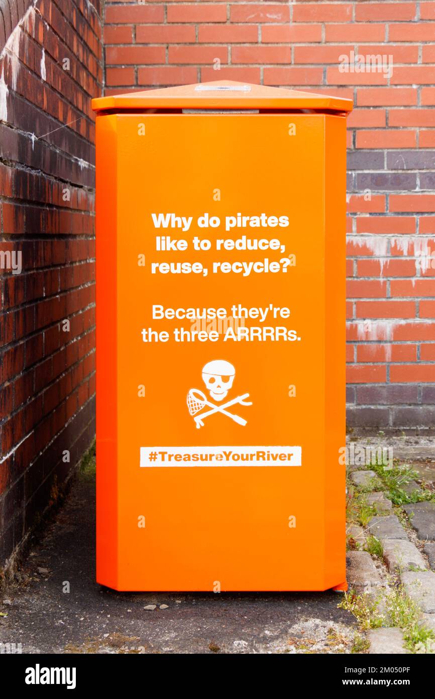 Leuchtend orangefarbener Abfalleimer stimmt mit deiner unsinnigen ...