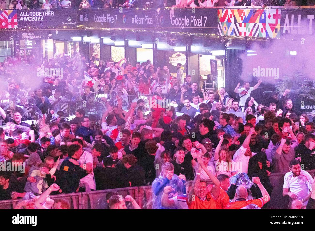 Fußballfans, die die englische Mannschaft unterstützen, treffen sich im Boxpark Wembley, um das heutige Fußballweltmeisterschaftsspiel zwischen England und Wales zu sehen. Fans nach England Stockfoto