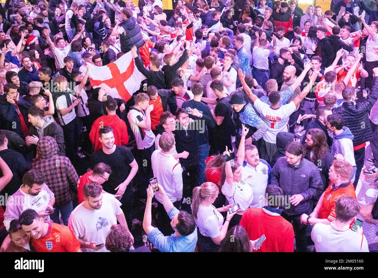 Fußballfans, die die englische Mannschaft unterstützen, treffen sich im Boxpark Wembley, um das heutige Fußballweltmeisterschaftsspiel zwischen England und Wales zu sehen. Fans nach England Stockfoto