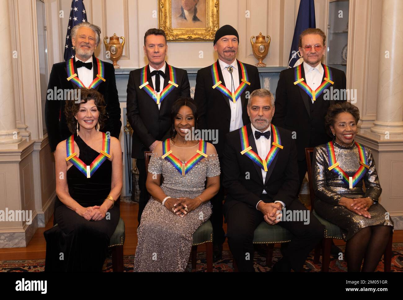 Die Empfänger der 45. Annual Kennedy Center Honors posieren für ein Gruppenfoto nach dem Artists Dinner im US-Außenministerium in Washington, DC am Samstag, den 3. Dezember 2022. Von links nach rechts: Mitglieder der irischen Rockband U2, bestehend aus Adam Clayton, Larry Mullen Jr. The Edge und Bono, erste Reihe, von links nach rechts: Amy Grant, Gladys Knight, George Clooney und Tania León. Die 2022 Preisträger sind: Schauspieler und Filmemacher George Clooney, zeitgenössischer Christensänger und Songwriter Amy Grant, legendärer Sänger von Soul, Gospel, R&B und Pop Gladys Knight sowie der in Kuba geborene Amer Stockfoto