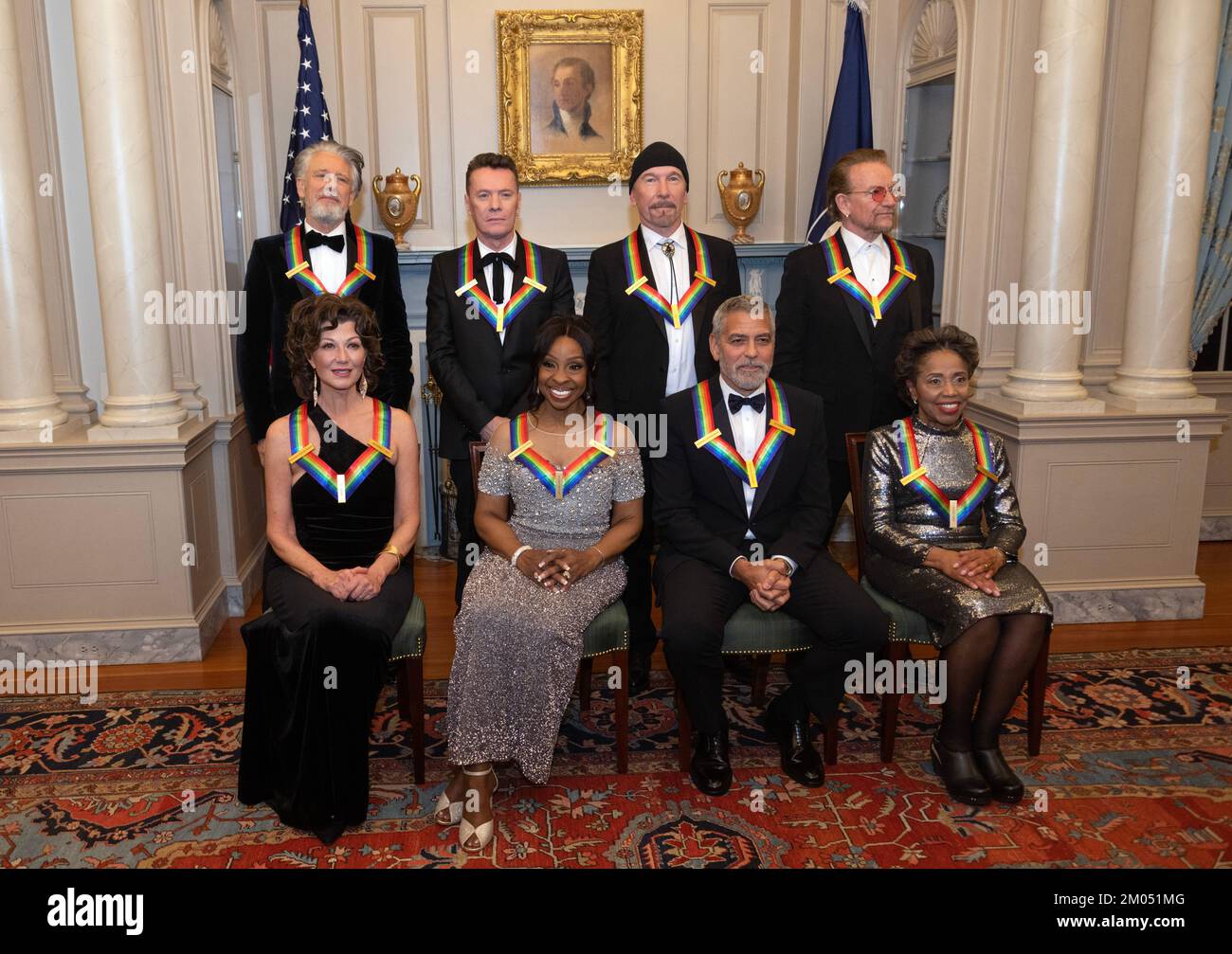 Die Empfänger der 45. Annual Kennedy Center Honors posieren für ein Gruppenfoto nach dem Artists Dinner im US-Außenministerium in Washington, DC am Samstag, den 3. Dezember 2022. Von links nach rechts: Mitglieder der irischen Rockband U2, bestehend aus Adam Clayton, Larry Mullen Jr. The Edge und Bono, erste Reihe, von links nach rechts: Amy Grant, Gladys Knight, George Clooney und Tania León. Die 2022 Preisträger sind: Schauspieler und Filmemacher George Clooney, zeitgenössischer Christensänger und Songwriter Amy Grant, legendärer Sänger von Soul, Gospel, R&B und Pop Gladys Knight sowie der in Kuba geborene Amer Stockfoto