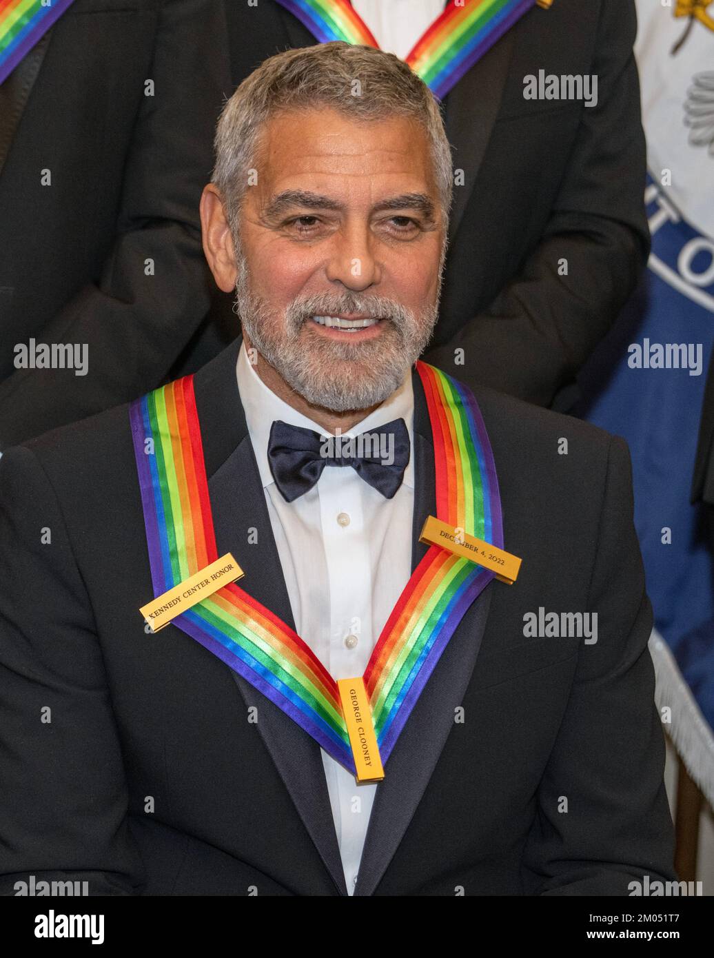 George Clooney, einer der Empfänger der 45. Annual Kennedy Center Honors, möchte nach dem Artists Dinner im US-Außenministerium in Washington, DC am Samstag, den 3. Dezember 2022, für ein Gruppenfoto mit seinen Ehrenkollegen posieren. Die 2022 Preisträger sind: Schauspieler und Filmemacher George Clooney; zeitgenössischer Christensänger und Pop-Sänger und Songwriter Amy Grant; legendärer Sänger von Soul, Gospel, R&B und Pop Gladys Knight; in Kuba geborene amerikanische Komponistin, Dirigentin und Pädagogin Tania León; Und die ikonische irische Rockband U2, bestehend aus den Bandmitgliedern Bono, The Edge, Adam Clayton und Larry Mullen Jr. Stockfoto