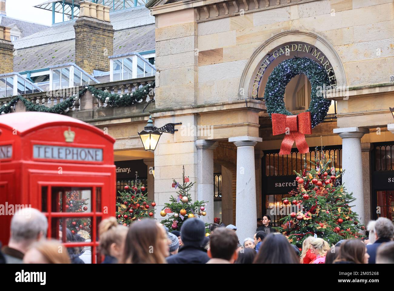 Covent Garden ist in der Weihnachtssaison 2022 sehr geschäftig, im Zentrum von London, Großbritannien Stockfoto