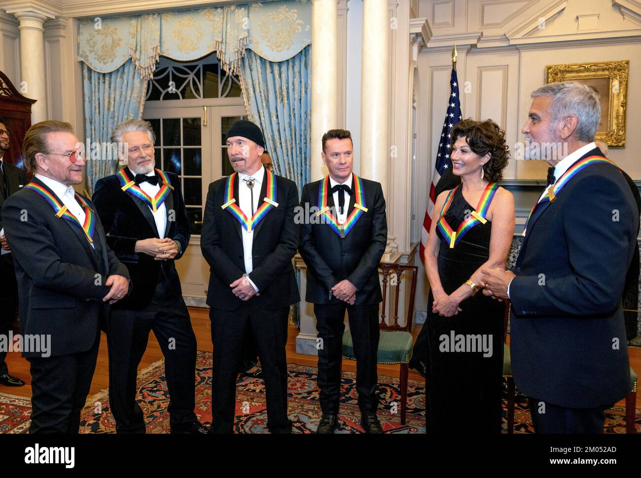 Von links nach rechts: Bono, Adam Clayton, The Edge, Larry Mullen Jr., Amy Grant und George Clooney unterhalten sich, während sie auf ein Gruppenfoto nach dem Artists Dinner im US Department of State in Washington warten, das am Samstag, den 3. Dezember 2022 stattfindet. Die 2022 Preisträger sind: Schauspieler und Filmemacher George Clooney; zeitgenössischer Christensänger und Pop-Sänger und Songwriter Amy Grant; legendärer Sänger von Soul, Gospel, R&B und Pop Gladys Knight; in Kuba geborene amerikanische Komponistin, Dirigentin und Pädagogin Tania León; Und die ikonische irische Rockband U2, bestehend aus den Bandmitgliedern Bono, The Edge, Adam Clayton und Larry M. Stockfoto