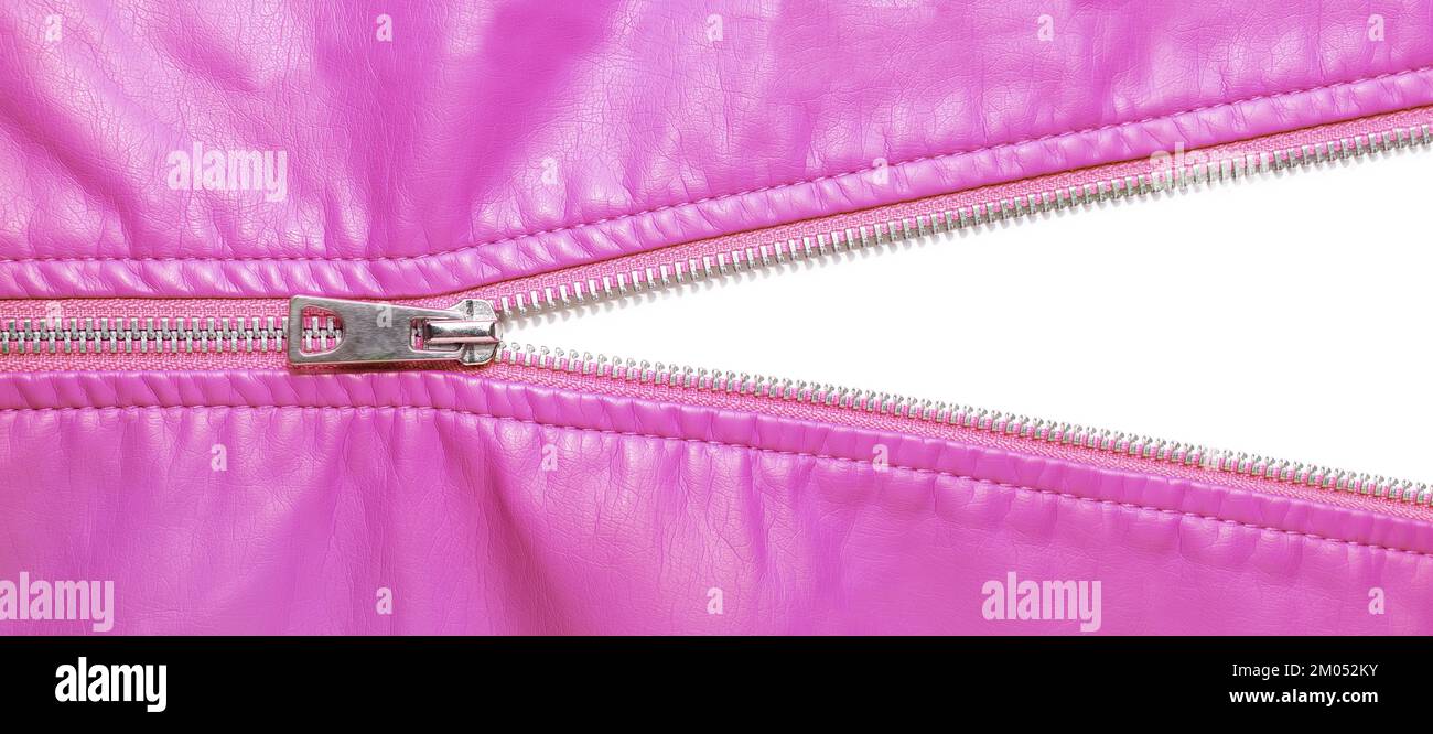 Pinkfarbene Lederstruktur und offener Metallreißverschluss isoliert auf weißem Hintergrund. Geschäftlicher Hintergrund, Banner, Header, Modell mit Kopierbereich. Draufsicht, flach l Stockfoto