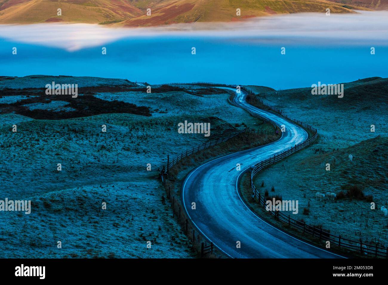 Die Mam Nick Road nach Edale wird gleich in Valley Nebel, Peak District, Derbyshire abfallen Stockfoto