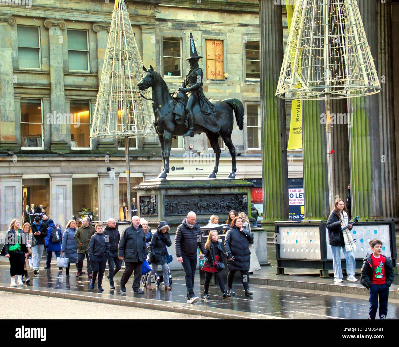 Glasgow, Schottland, Vereinigtes Königreich 4.. Dezember 2022. Der legendäre Konuskopf Duke wird kommerziell, da das lokale Getränkeprodukt Voddy die ikonischen Symbole für ein alkoholisches Getränk entführt. Während der bezirksrat eine harte Haltung zu einer clarks Schuhwerbung auf einem lokalen Wandgemälde in dennistoun einnahm, ist es zweifelhaft, ob dies der Stand von for.especially sein wird, da sie Werbung auf lokalen gemeinderatskästen veröffentlicht haben, um mit ihrer Stub Out Your Butts Kampagne zu konkurrieren Credit Gerard Ferry/Alamy Live News Stockfoto