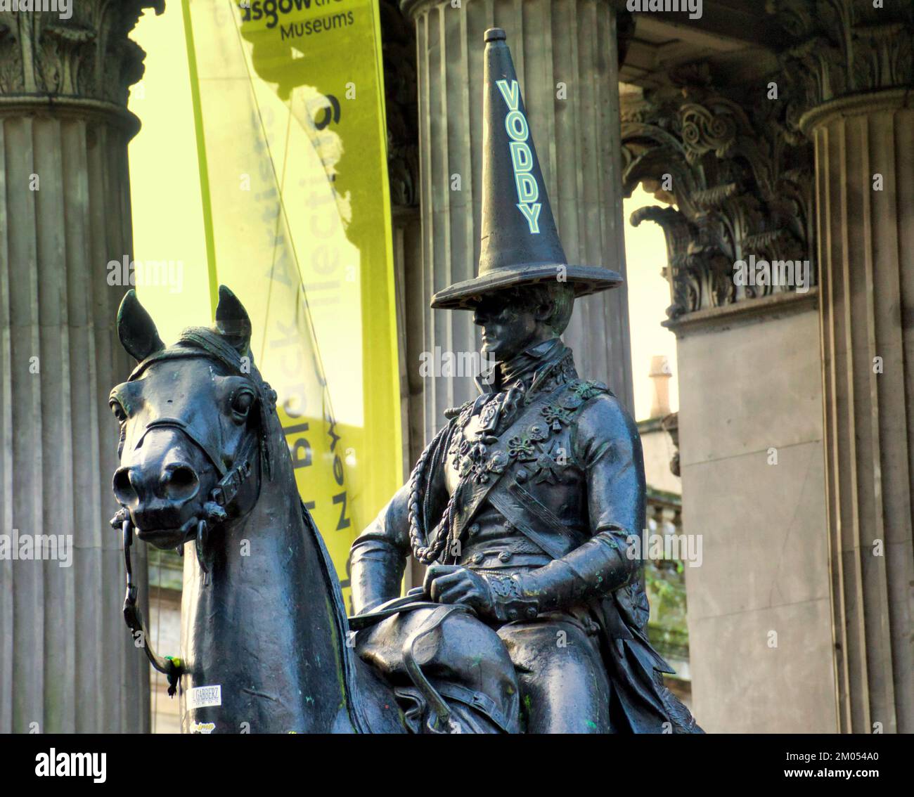 Glasgow, Schottland, Vereinigtes Königreich 4.. Dezember 2022. Der legendäre Konuskopf Duke wird kommerziell, da das lokale Getränkeprodukt Voddy die ikonischen Symbole für ein alkoholisches Getränk entführt. Während der bezirksrat eine harte Haltung zu einer clarks Schuhwerbung auf einem lokalen Wandgemälde in dennistoun einnahm, ist es zweifelhaft, ob dies der Stand von for.especially sein wird, da sie Werbung auf lokalen gemeinderatskästen veröffentlicht haben, um mit ihrer Stub Out Your Butts Kampagne zu konkurrieren Credit Gerard Ferry/Alamy Live News Stockfoto