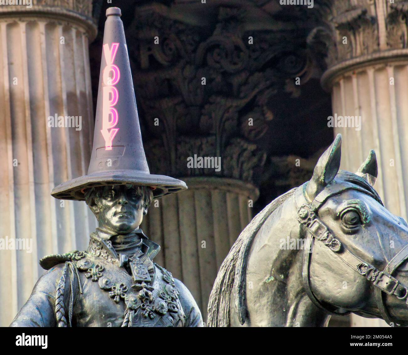 Glasgow, Schottland, Vereinigtes Königreich 4.. Dezember 2022. Der legendäre Konuskopf Duke wird kommerziell, da das lokale Getränkeprodukt Voddy die ikonischen Symbole für ein alkoholisches Getränk entführt. Während der bezirksrat eine harte Haltung zu einer clarks Schuhwerbung auf einem lokalen Wandgemälde in dennistoun einnahm, ist es zweifelhaft, ob dies der Stand von for.especially sein wird, da sie Werbung auf lokalen gemeinderatskästen veröffentlicht haben, um mit ihrer Stub Out Your Butts Kampagne zu konkurrieren Credit Gerard Ferry/Alamy Live News Stockfoto