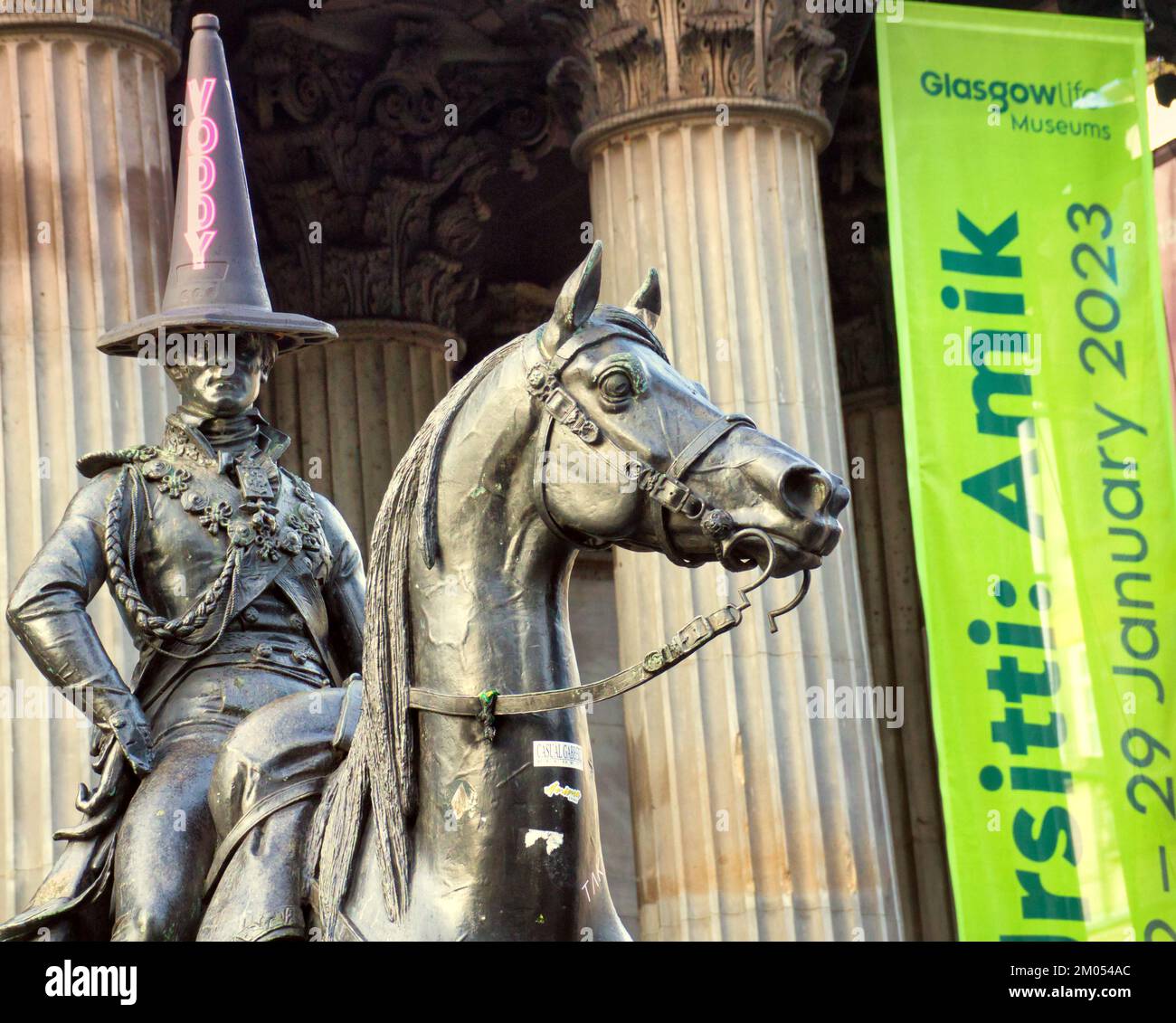 Glasgow, Schottland, Vereinigtes Königreich 4.. Dezember 2022. Der legendäre Konuskopf Duke wird kommerziell, da das lokale Getränkeprodukt Voddy die ikonischen Symbole für ein alkoholisches Getränk entführt. Während der bezirksrat eine harte Haltung zu einer clarks Schuhwerbung auf einem lokalen Wandgemälde in dennistoun einnahm, ist es zweifelhaft, ob dies der Stand von for.especially sein wird, da sie Werbung auf lokalen gemeinderatskästen veröffentlicht haben, um mit ihrer Stub Out Your Butts Kampagne zu konkurrieren Credit Gerard Ferry/Alamy Live News Stockfoto