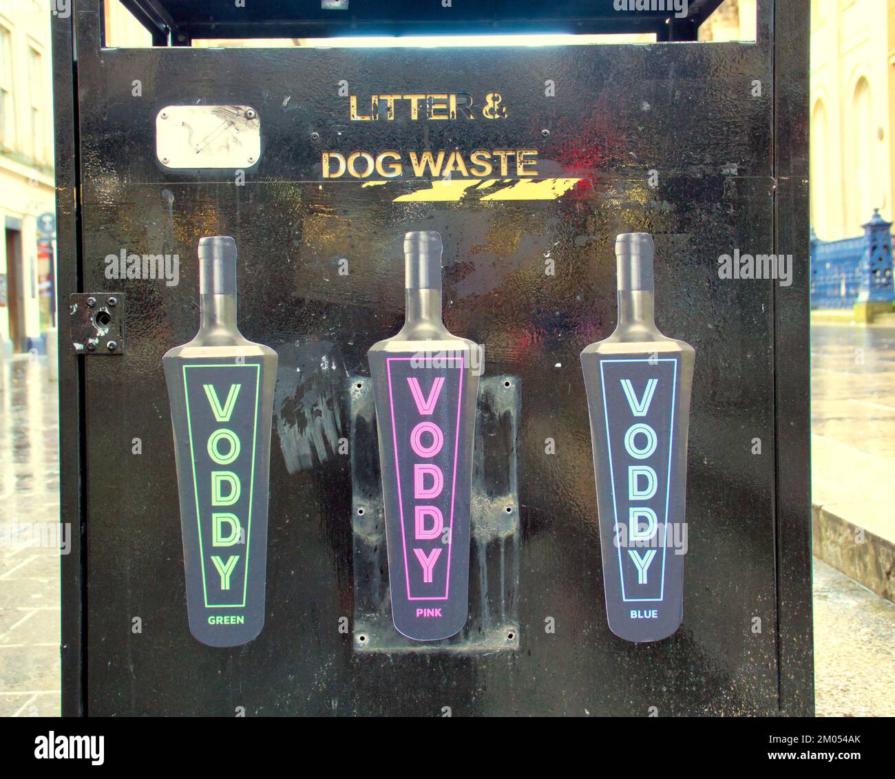 Glasgow, Schottland, Vereinigtes Königreich 4.. Dezember 2022. Der legendäre Konuskopf Duke wird kommerziell, da das lokale Getränkeprodukt Voddy die ikonischen Symbole für ein alkoholisches Getränk entführt. Während der bezirksrat eine harte Haltung zu einer clarks Schuhwerbung auf einem lokalen Wandgemälde in dennistoun einnahm, ist es zweifelhaft, ob dies der Stand von for.especially sein wird, da sie Werbung auf lokalen gemeinderatskästen veröffentlicht haben, um mit ihrer Stub Out Your Butts Kampagne zu konkurrieren Credit Gerard Ferry/Alamy Live News Stockfoto