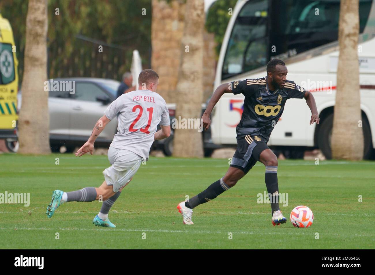 Ein Freundschaftsspiel zwischen Standard und der griechischen Mannschaft Olympiakos Piräus im Wintertrainingslager der belgischen Fußballmannschaft Standard de Liege in Marbella, Spanien, Sonntag, den 04. Dezember 2022. BELGA FOTO JOMA GARCIA I GISBERT Stockfoto