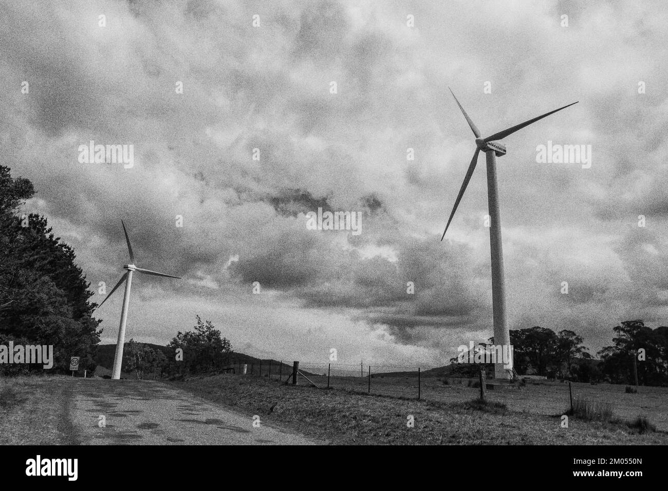 Windturbinen auf dem Land Australiens in Schwarz-Weiß Stockfoto