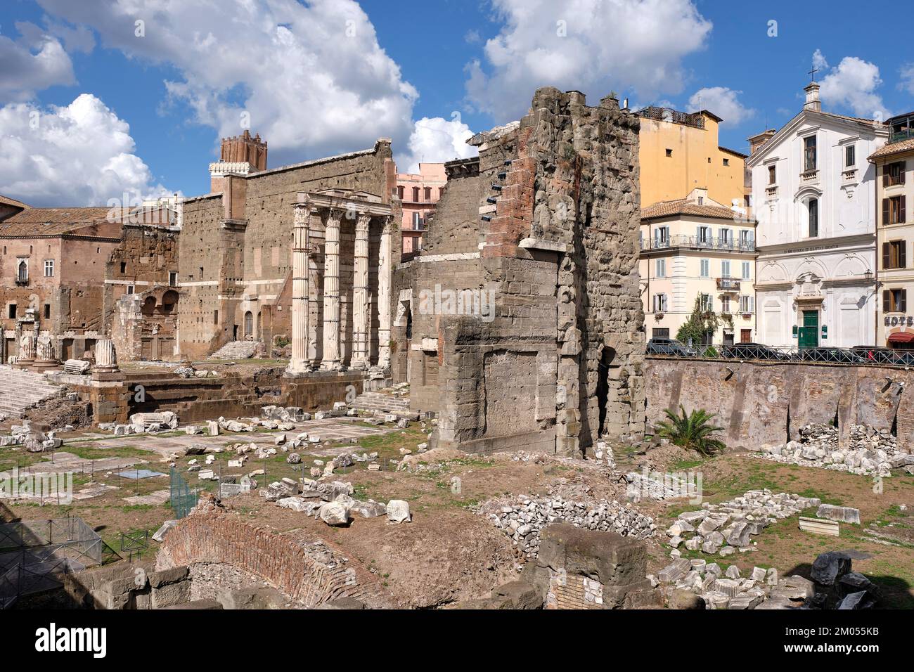 Die archäologische Stätte, das Forum von Augustus, einschließlich des Marstempels, wird im Zentrum von Rom, Italien, in der Nähe des Kolosseums und ausgegraben Stockfoto