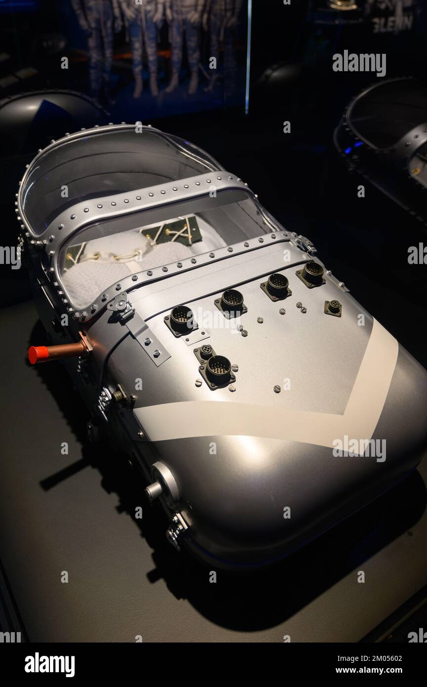 Die Couch enthielt Enos, den Schimpansen an Bord des Mercury-Atlas 5, der am 29. November 1961 die Erde umkreiste. Die Cosmos Discovery-Ausstellung. Stockfoto