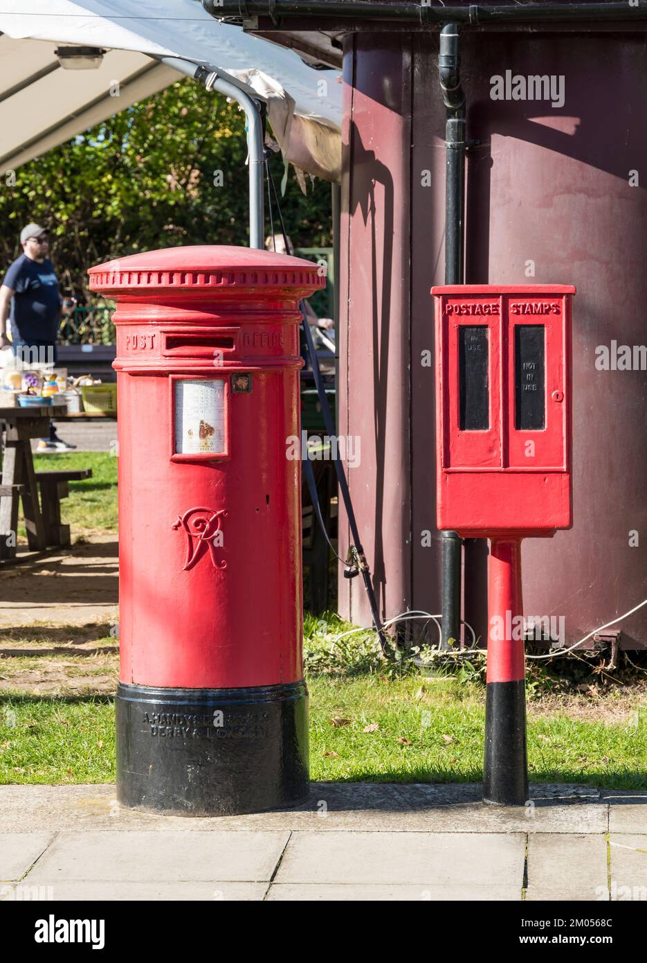 Altes viktorianisches Säulenfach und Briefmarkenspender East anglia Transportmuseum 2022 Stockfoto