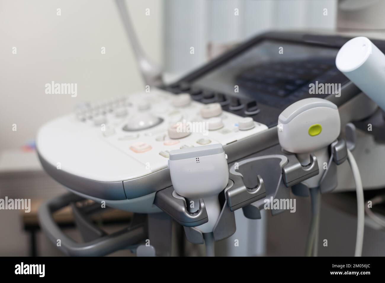 Verschwommenes medizinisches Ultraschallgerät mit 3D 4D-Bild in einem Krankenhausdiagnosesaal. Moderne medizinische Geräte, Präventivmedizin und Gesundheitswesen Stockfoto