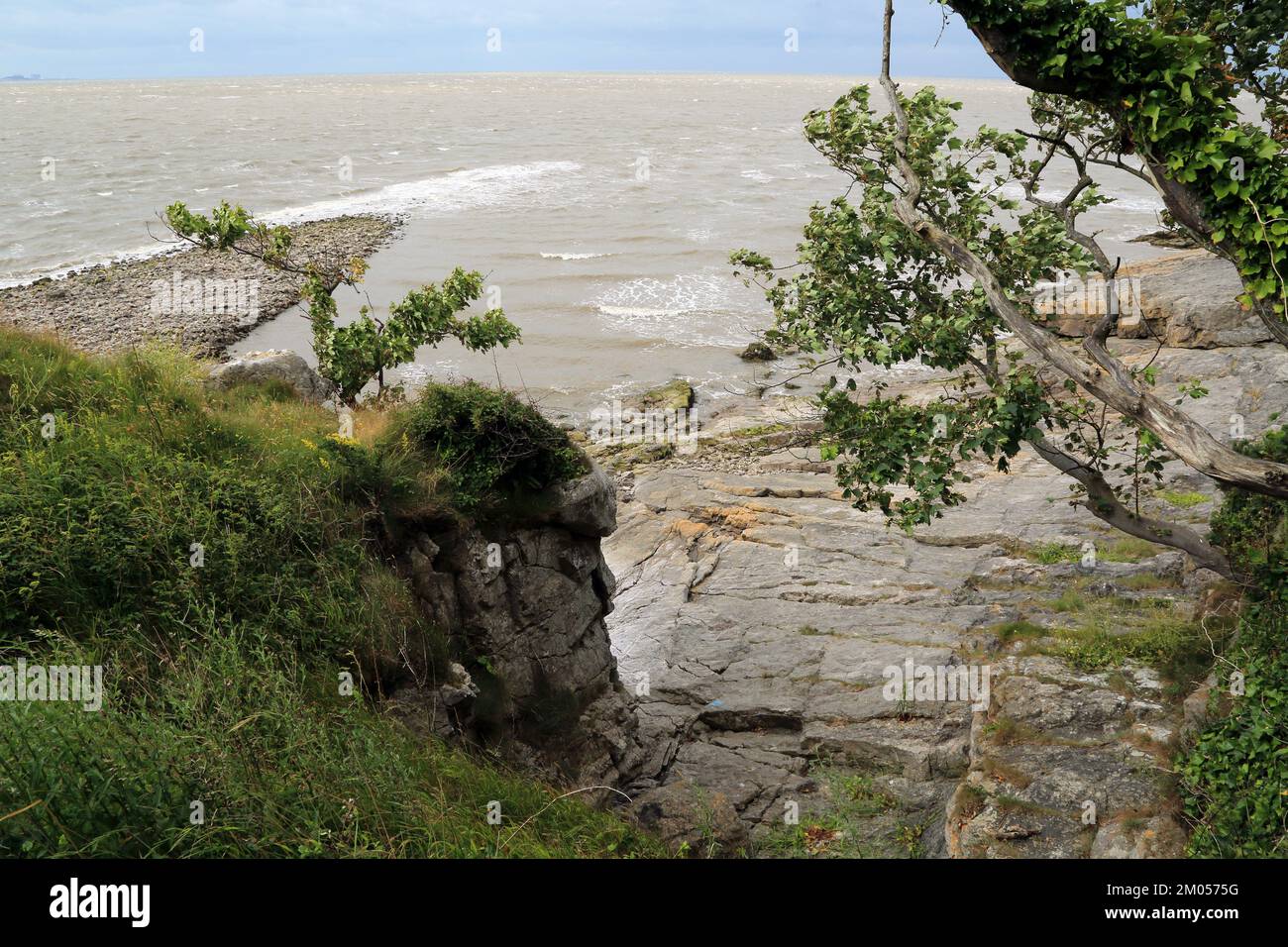 Stürmisches Meer und Blick auf Jenny Brown's Point, Silverdale, Cumbria, England, Großbritannien Stockfoto