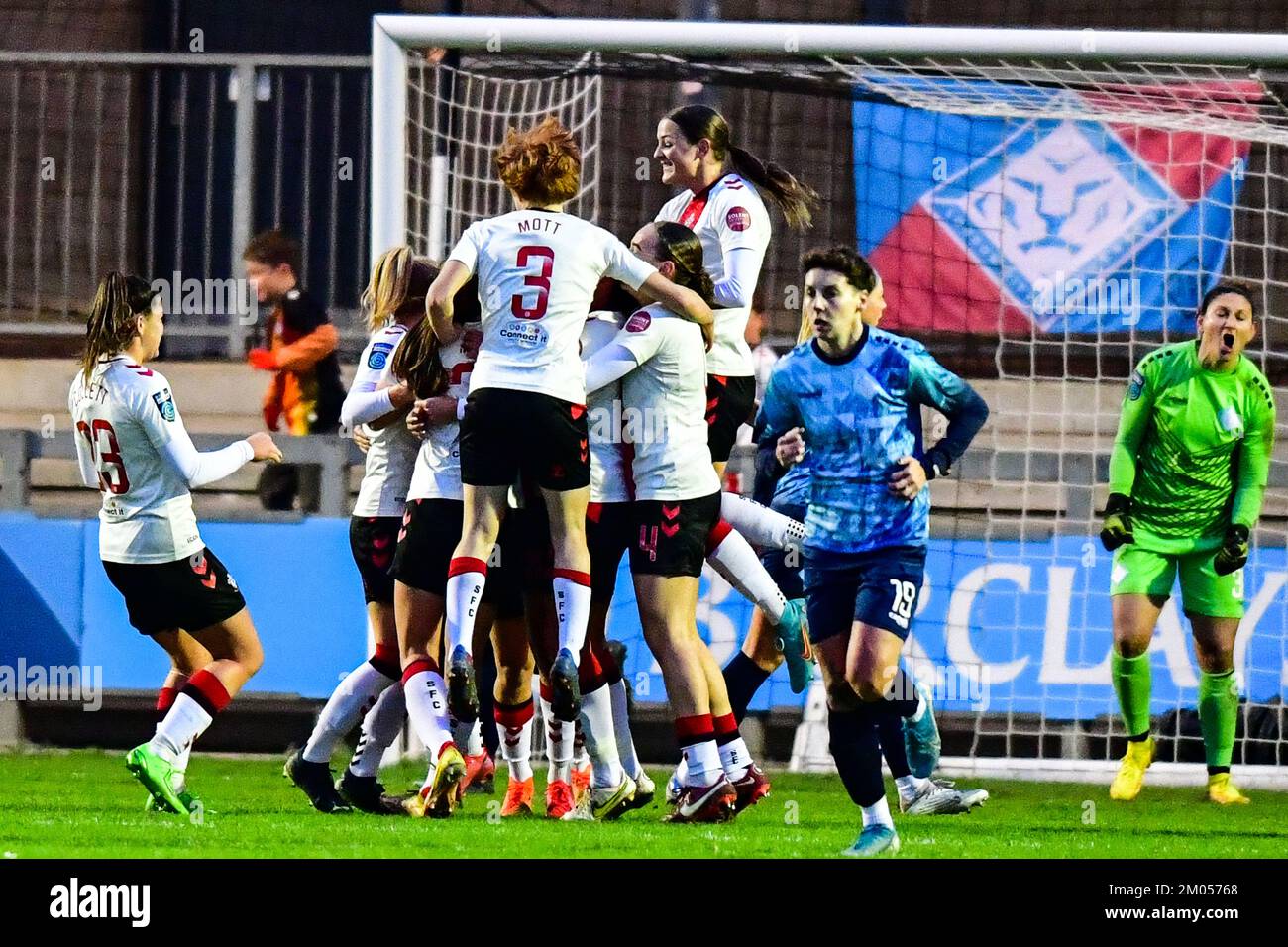 London, Großbritannien. 04.. Dezember 2022. Dartford, England, November 04 2022: Southampton feiert den Ausgleich von der Strafe während des Spiels der Barclays FA Womens Championship League zwischen London City Lionesses und Southampton im Princes Park Stadium.England. (K Hodgson/SPP) Guthaben: SPP Sport Press Photo. Alamy Live News Stockfoto