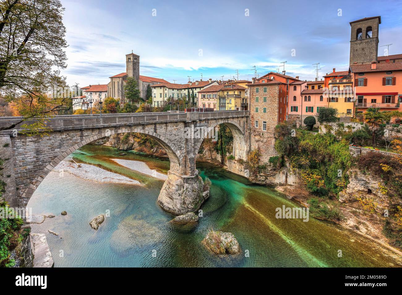 Die Teufelsbrücke über dem Fluss Natisone schwebte kühn und mit Legenden umhüllt. Foto aufgenommen am 29.. November 2022 im Cividale del Friuli vil Stockfoto