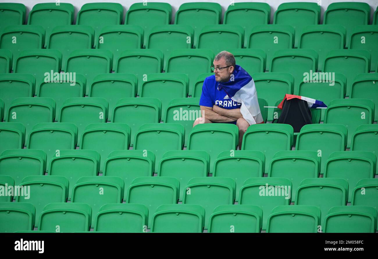 Fan Frankreich Doha, 04.12.2022, FIFA Fussball WM 2022 in Katar, Achtelfinale, Frankreich - Polen/PRESSINPHOTO Stockfoto