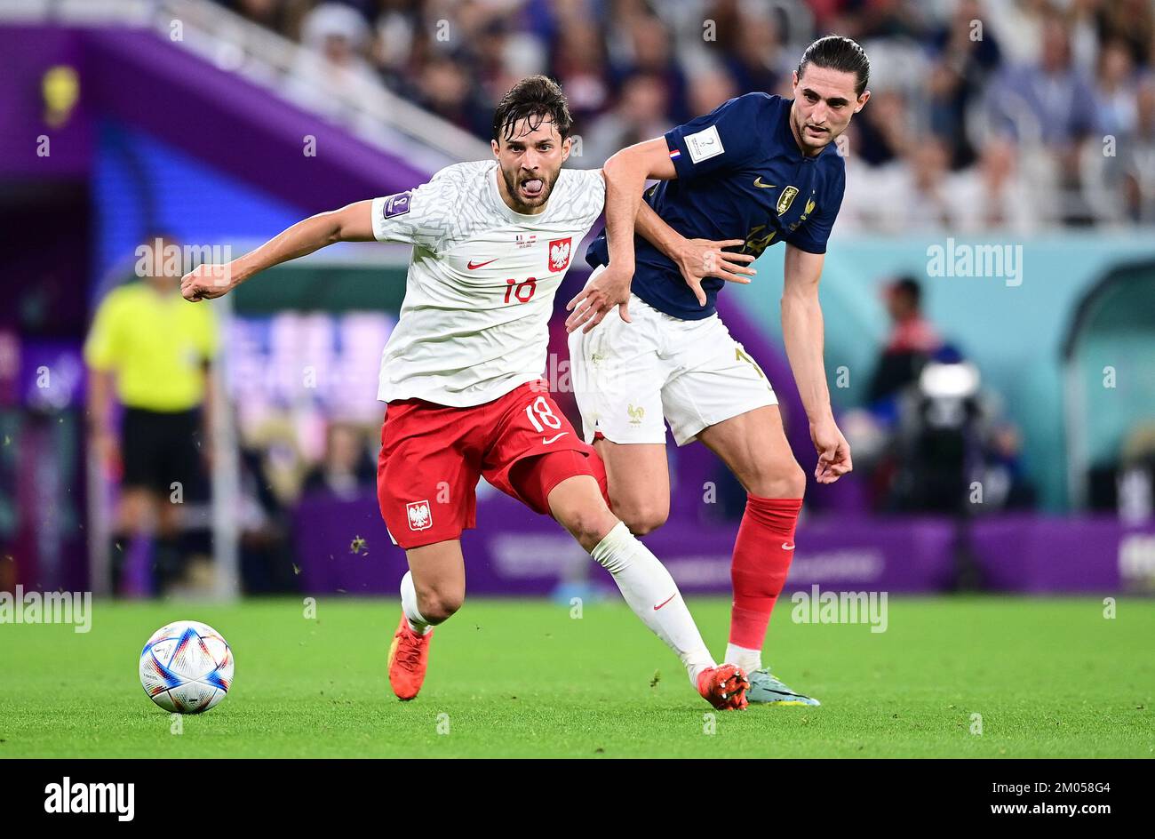 v.l. Bartosz Bereszynski, Adrien Rabiot (Frankreich) Doha, 04.12.2022, FIFA Fussball WM 2022 in Katar, Achtelfinale, Frankreich – Polen/PRESSINPHOTO Stockfoto