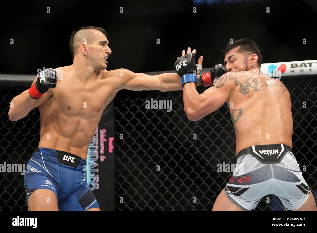 ORLANDO, FL - Dezember 3: Natan Levy (L) und Genaro Valdez R) tritt in das Achteck für einen 3-Runden-Kampf im Amway Center für UFC Orlando - Thompson vs Holland : Evevnt am 3. Dezember 2022 in ORLANDO, FL, USA. (Foto: Louis Grasse/PxImages) Stockfoto