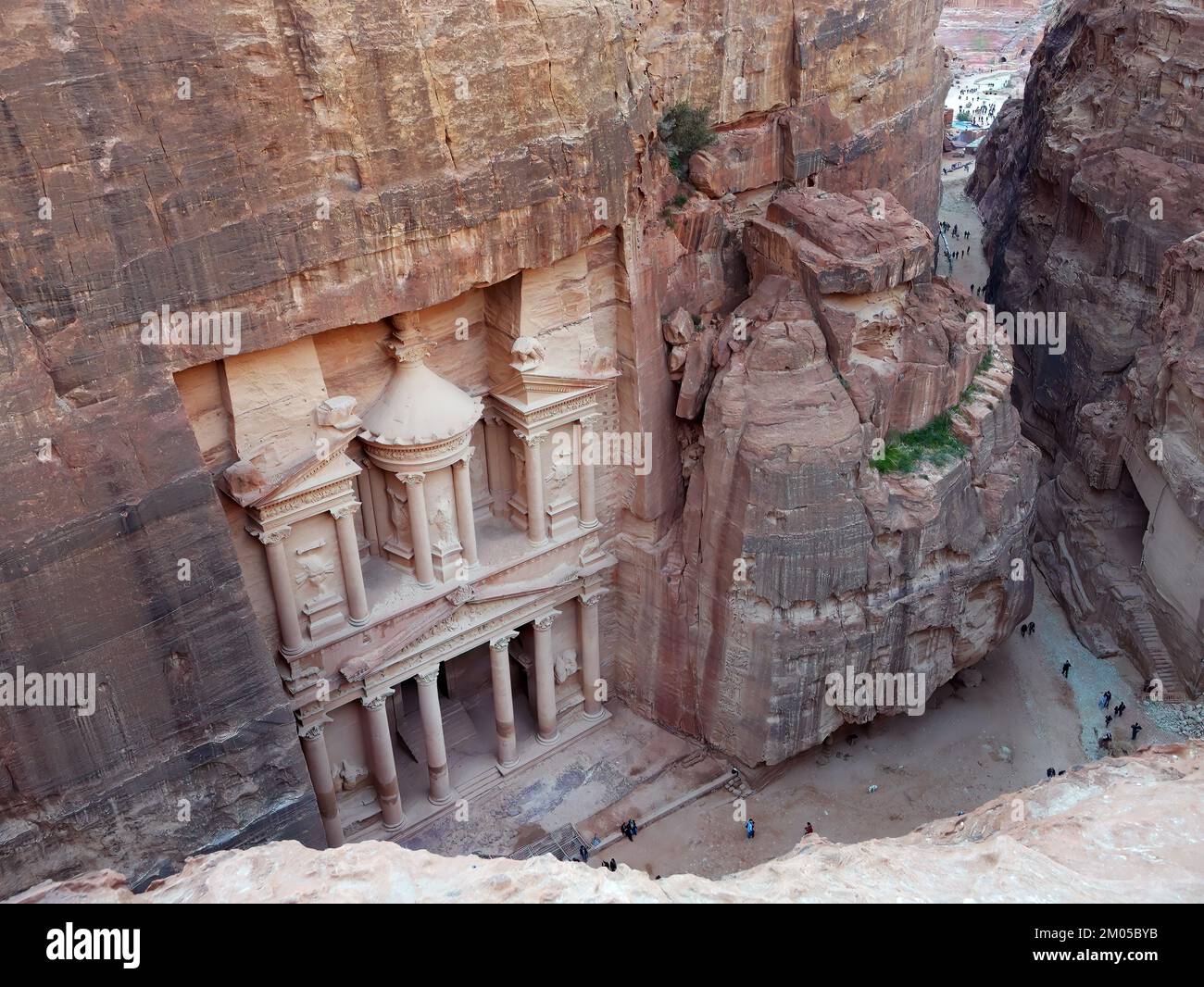 Blick aus der Vogelperspektive auf die Schatzkammer, Petra Jordan, Blick von oben, Klettern auf die Klippe der Weltkulturerbestätte, Reiseziel Stockfoto
