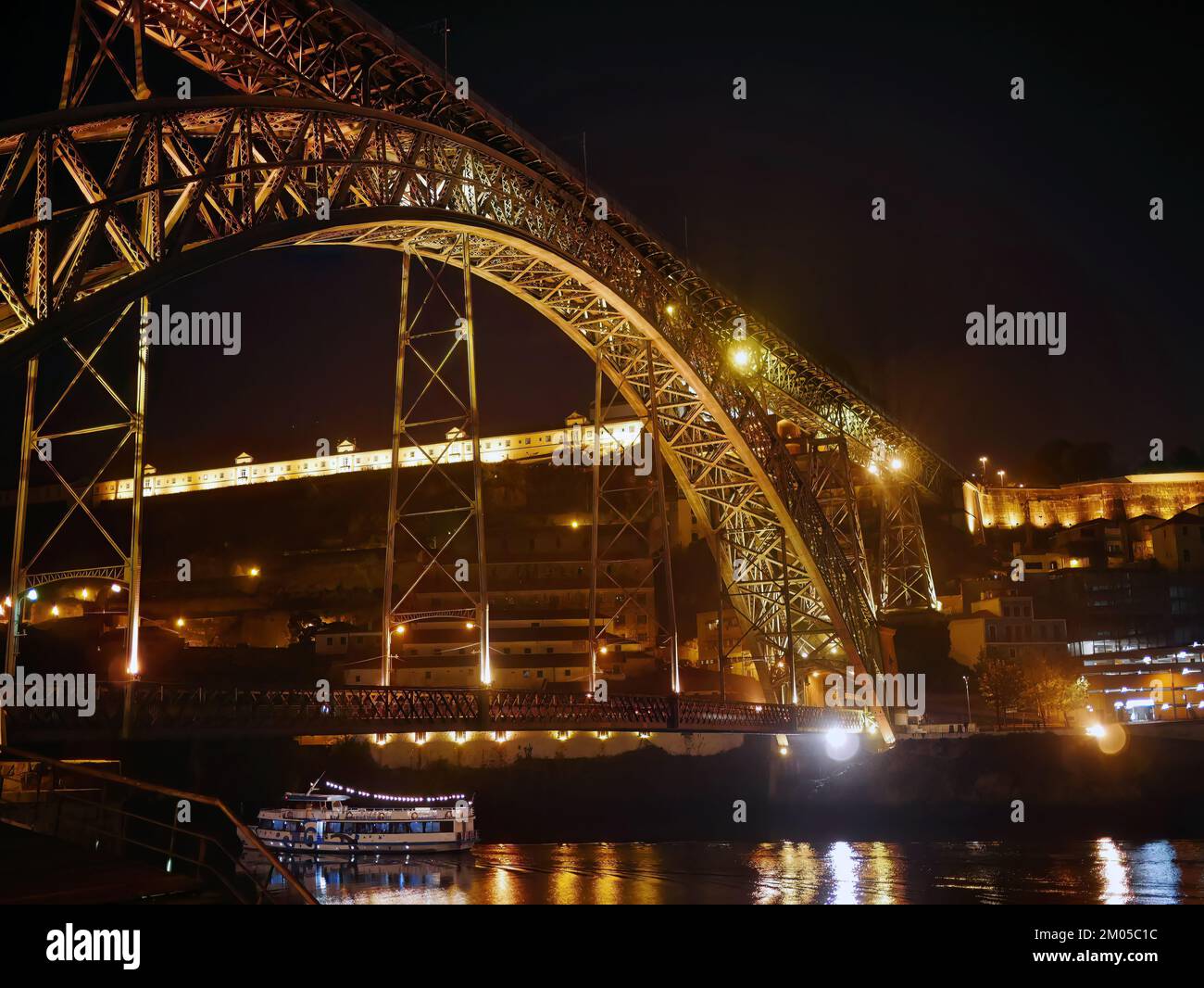 Nachtlichter von Luis One Eisenbrücke, Porto Portugal, Nachtaufnahme, Stahlbau, Bogenbrücke Stockfoto