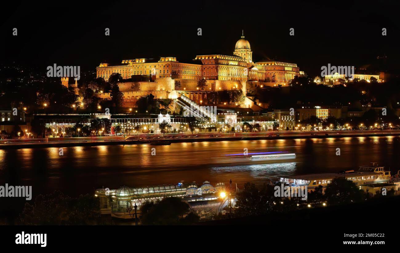 Nachtaufnahme, Langzeitfotografie, berühmtes historisches Budaer Schloss bei Nacht beleuchtet, Blick auf den Königspalast an der Donau, Budapest, Ungarn Stockfoto