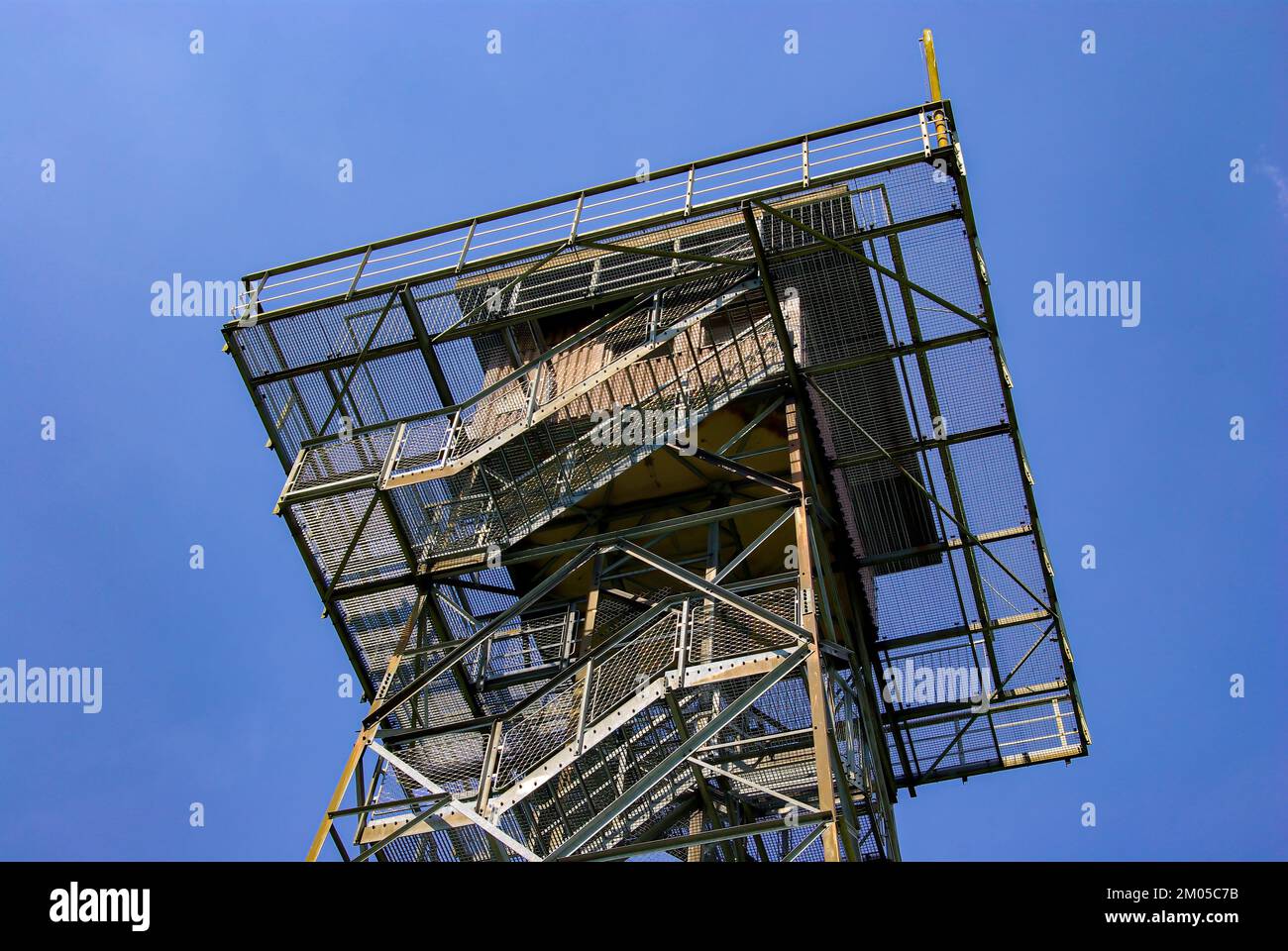 Oberer Teil eines Aussichtsturms mit Aussichtsplattform. Stockfoto