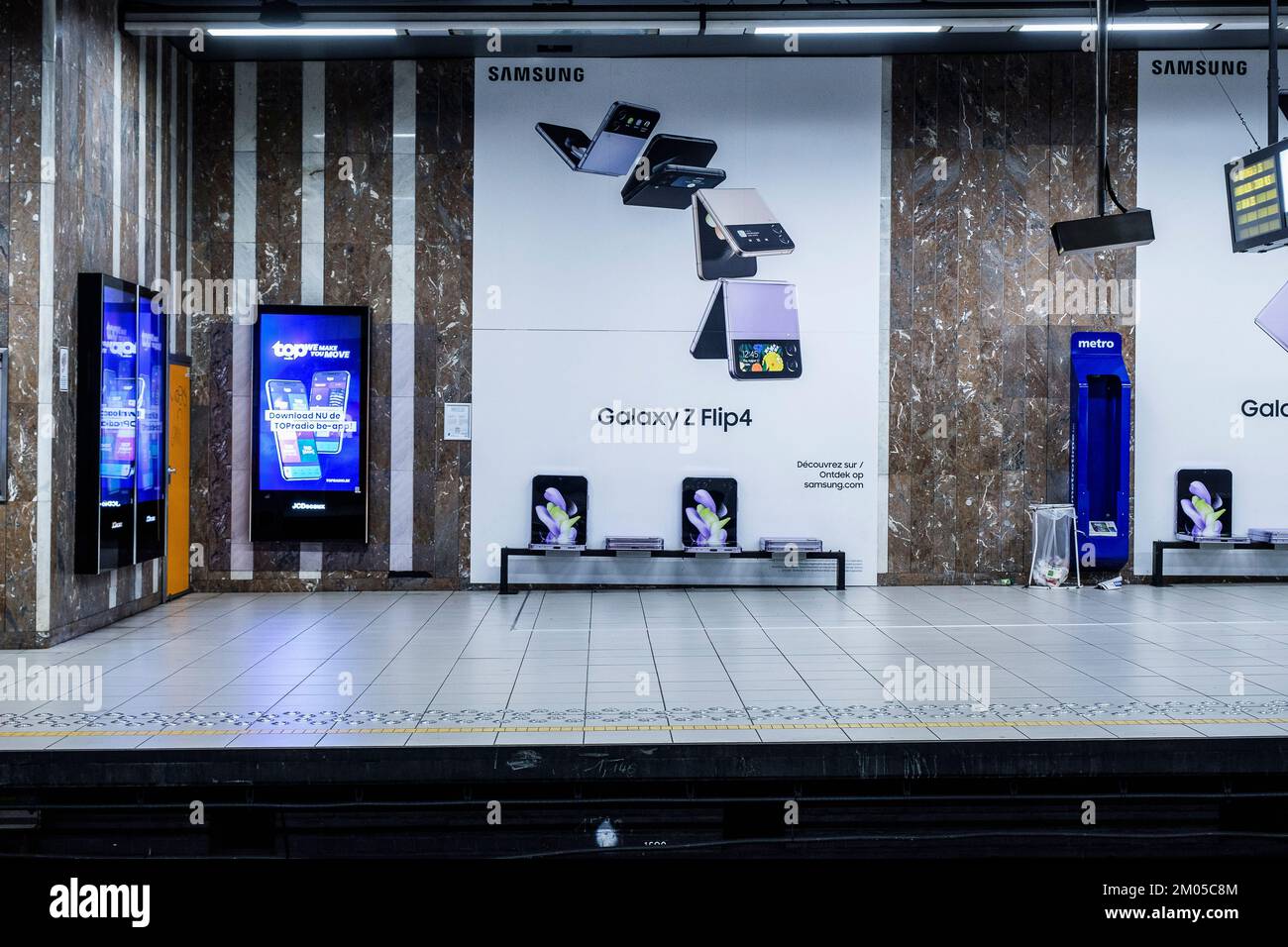 Werbung auf der U-Bahn-Plattform - die Sitze werden in Smartphones mit einem riesigen Banner auf der Rückseite umgewandelt | La publicite s'Impose sur les quais des Metro Stockfoto
