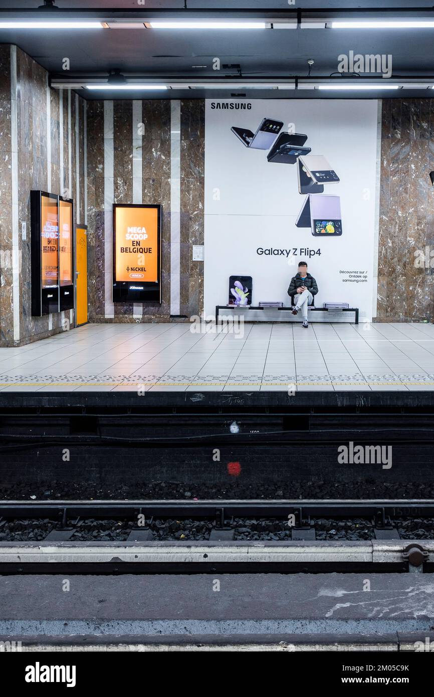 Werbung auf der U-Bahn-Plattform - die Sitze werden in Smartphones mit einem riesigen Banner auf der Rückseite umgewandelt | La publicite s'Impose sur les quais des Metro Stockfoto