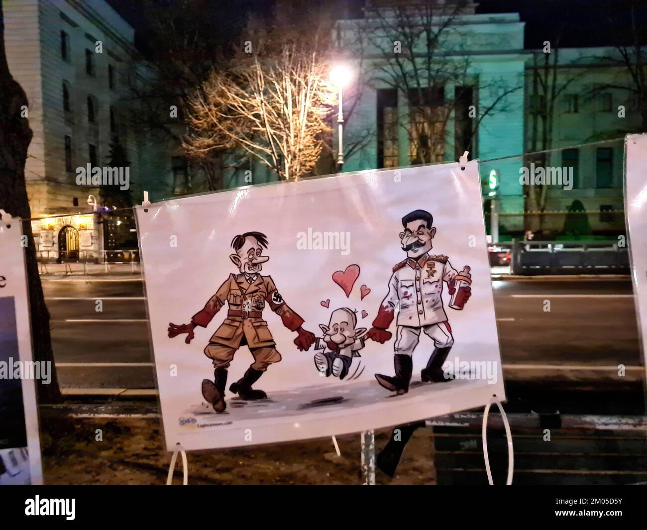 Poster vor der russischen Botschaft in Berlin, das den russischen Praesidenten Wladimir Putin als Kind der Diktatoren Adolf Hitler und Jossif Stalin z Stockfoto