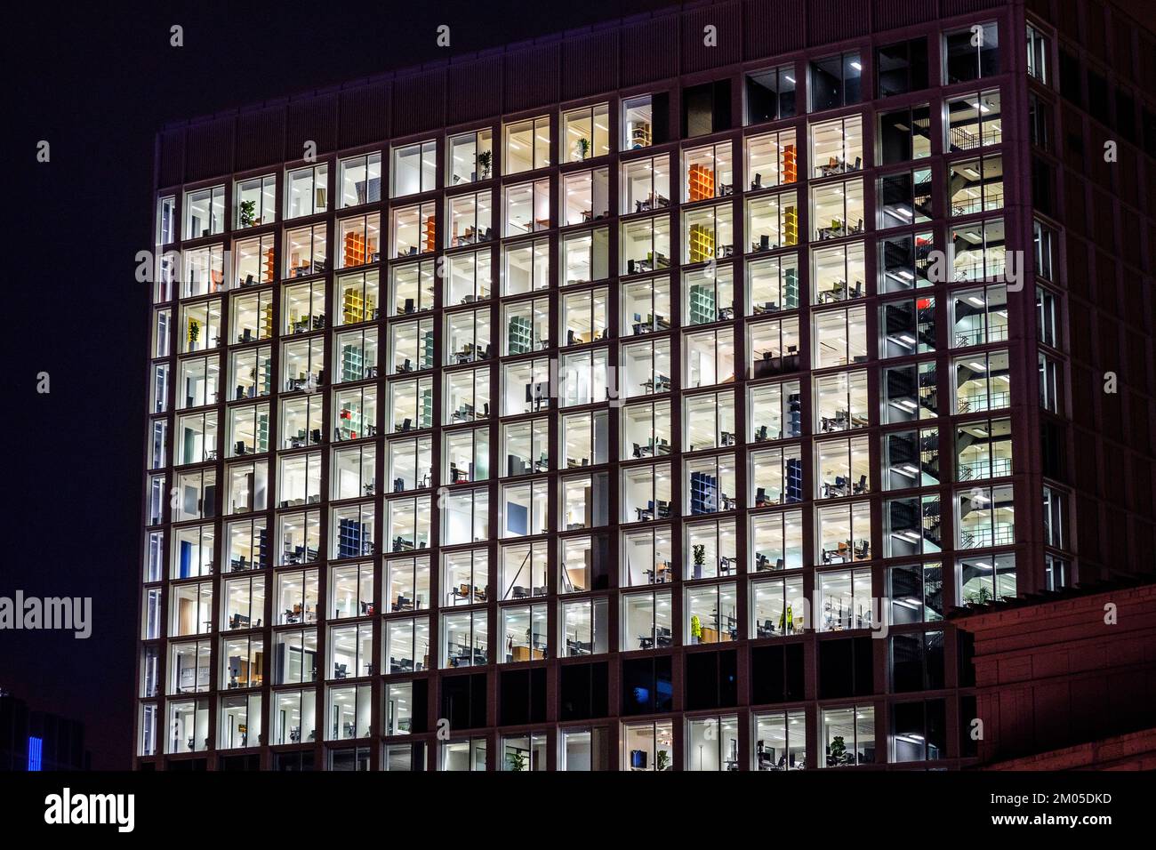 Bürogebäude in der Nacht während einer Energiekrise. | Batiment de bureaux eclaire la nuit alors que la Belgique traverse une crise energ Stockfoto