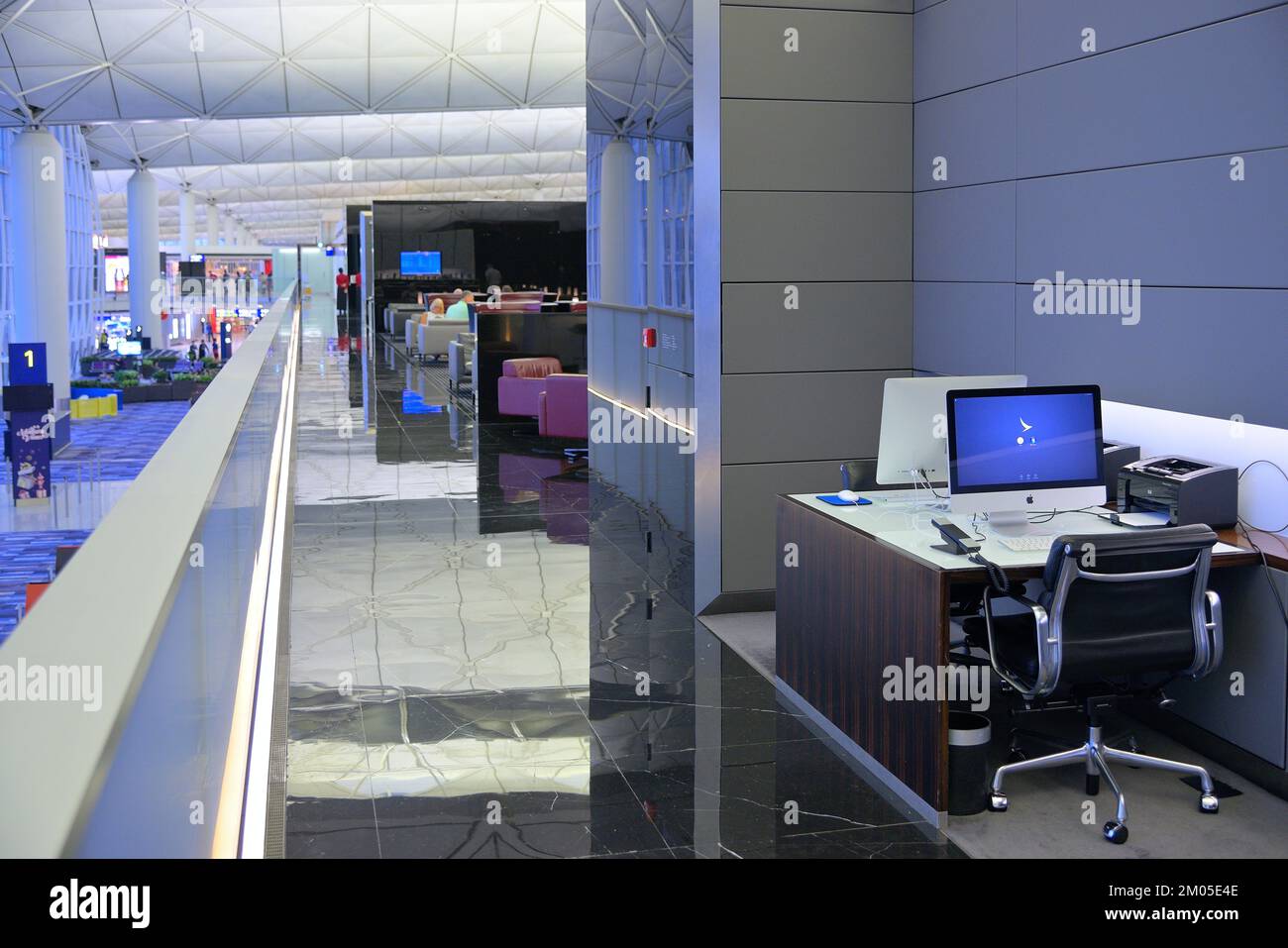 Spezieller Arbeitsbereich im Flügel - First Class Lounge of Cathay Pacific (CX), Hong Kong HKG International Airport CN Stockfoto