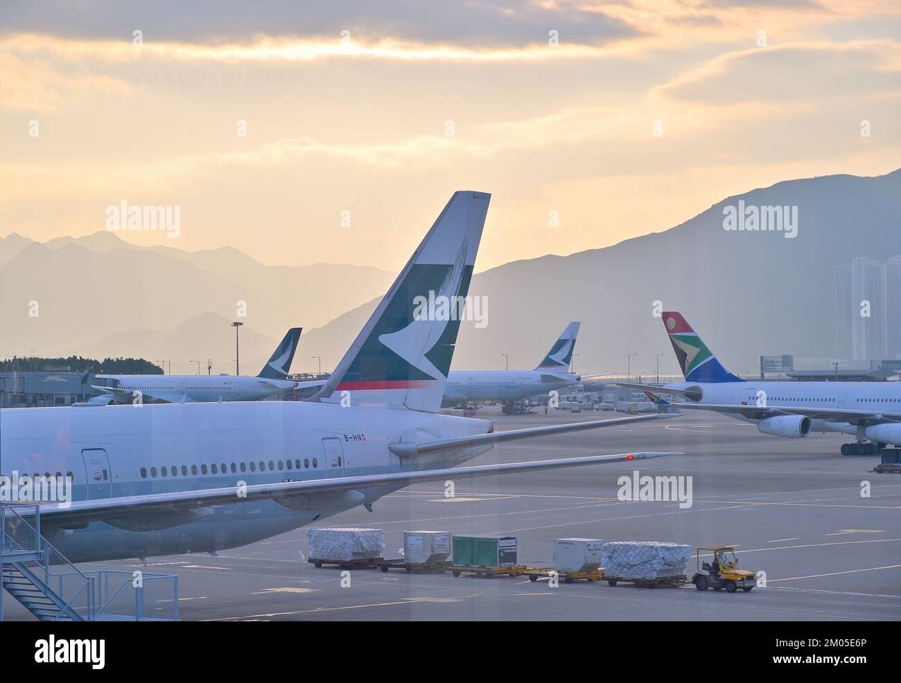 Ein sehr geschäftiges Flughafengelände bei Sonnenaufgang (von der CX First Class Lounge), Hongkong Intl. Flughafen (HKG) CN Stockfoto