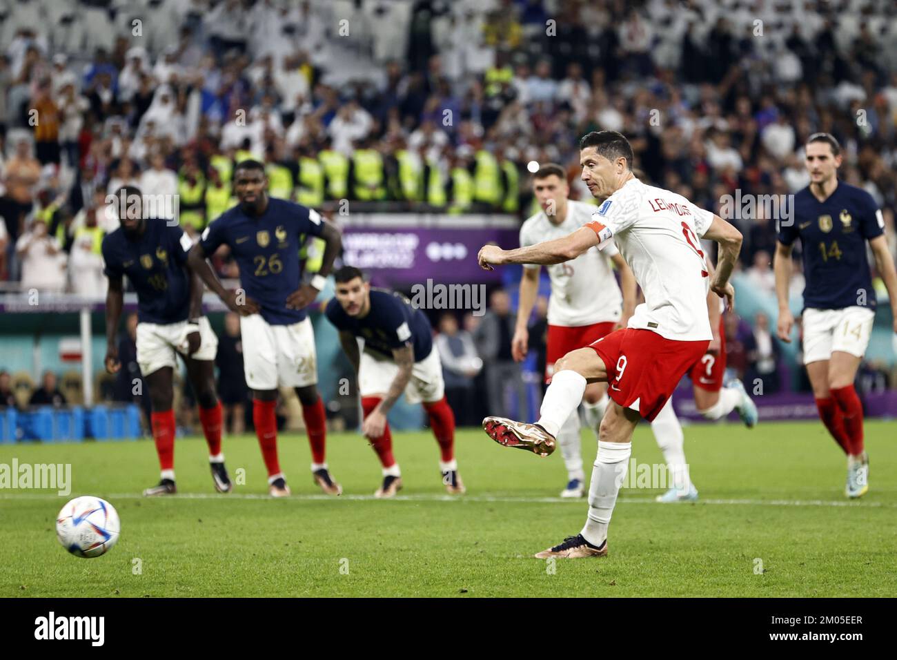 Doha, Katar. 04.. Dezember 2022. DOHA – Robert Lewandowski aus Polen erzielt am 3-1 4. Dezember 2022 in Doha, Katar, die 2022. FIFA-Weltmeisterschaft 16 zwischen Frankreich und Polen im Al-Thumama-Stadion. AP | niederländische Höhe | MAURICE OF STONE Credit: ANP/Alamy Live News Stockfoto